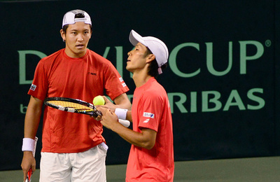 日本、ダブルスで敗れ1勝2敗に デビス杯