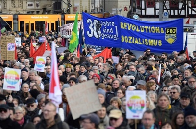 極右政党の支持による選挙勝利に抗議、ドイツで1万8000人がデモ