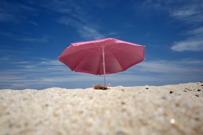 ヌーディスト集まる仏リゾートでコロナ流行、100人陽性で懸念