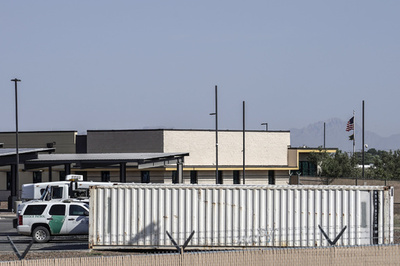 米移民収容施設「報道陣に公開する」とトランプ氏、悪環境との批判受け