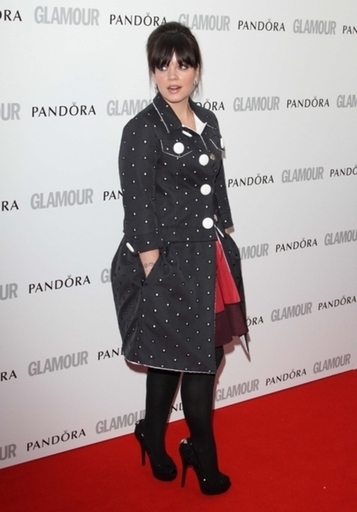 リリー・アレン、ハイヒールが履けない？！