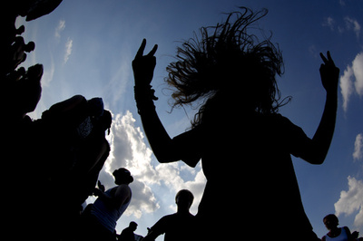 ヘビメタ音楽のファン、ライブでヘッドバンギングして脳出血