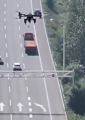 中国邯鄲 高速道路で女性が運転不能に 警察ドローンが10分で「救命箱」届ける