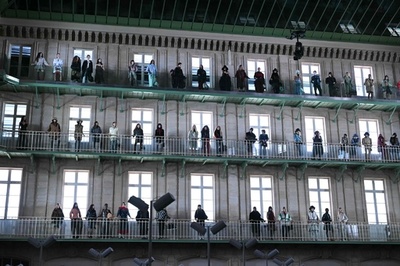 【今日の1枚】ベランダがステージ パリ・ファッションウイーク