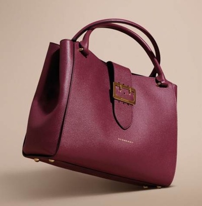 「バーバリー」トレンチに着想を得た新作トート