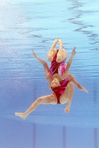 水の中でも美しい・・・水中カメラがとらえた世界水泳シンクロナイズドスイミング