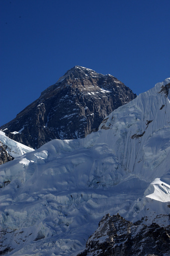 NASAの「雪のエベレスト」写真、違う山だった