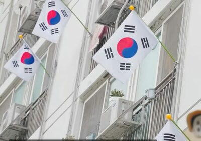 350世帯のマンションが太極旗で一色に…韓国・参戦勇士を感涙させた、ある男の執念の無料設置運動