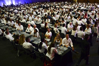 800人がラム酒で乾杯！ 南米コロンビアでギネス記録更新