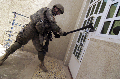 イラク駐留米軍の規模半減へ、米紙報道