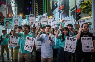 香港議会選、反中急進派の若者3人が初当選 民主派は3分の1超確保