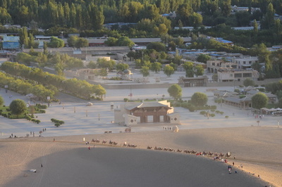 砂漠に「落とし穴」をつくり運転手に「救出料」要求、敦煌の悪質業者を刑事拘留