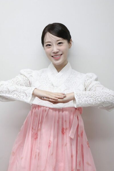 KARAホ・ヨンジ、韓服姿で旧正月挨拶