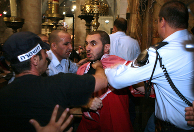 エルサレムの教会で聖職者同士が殴り合いの乱闘
