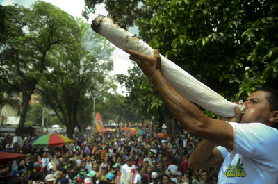 マリフアナの合法化求めて集会、コロンビア