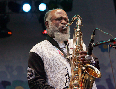 第15回シゲト・フェスティバルでスカタライツがパフォーマンスを披露