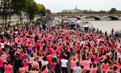 観光客もビックリ！セーヌ河畔でピンク色の集団がエクササイズ