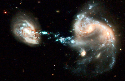 ハッブル宇宙望遠鏡、運用19周年 「宇宙の噴水」写真を公開