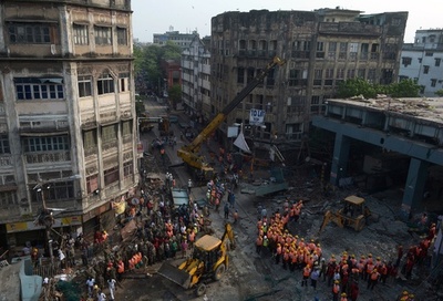 インド高架道路崩落、死者25人に