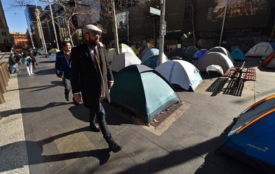 シドニー中心部にホームレスのテントがずらり、対策めぐり論争も