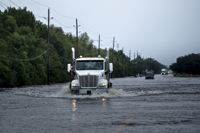 米テキサス州の化学工場で2度の爆発、大雨が原因か
