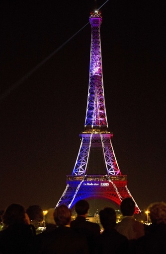 パリコレ開催中、エッフェル塔もライトアップで美しく