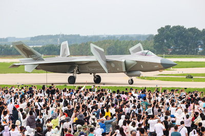 中国空軍が長春で航空ショー アクロバット飛行に模擬空戦