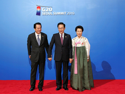 G20歓迎式典に出席の菅首相、その手には…？