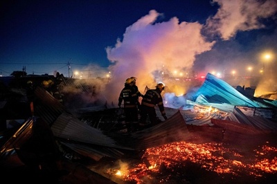 ケープタウンのスラム街で火災 南アフリカ