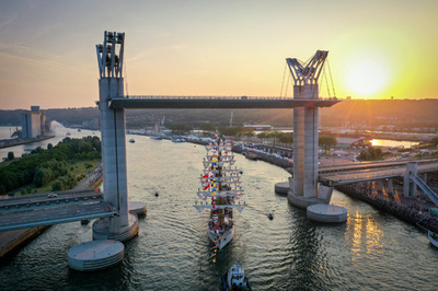 【今日の1枚】セーヌ川を下る色鮮やかな旗の船 仏