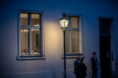 【今日の1枚】郊外のレストラン、窓越しに会食するのは ドイツ