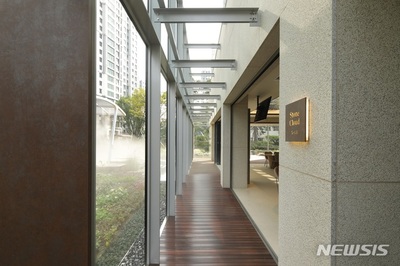 コロナ禍で「高級化」韓国マンション共同利用施設…映画館・プール・キャンプ場まで (下)