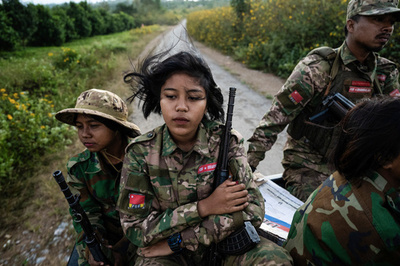 軍政と前線で戦う、10代の女性戦闘員 ミャンマー