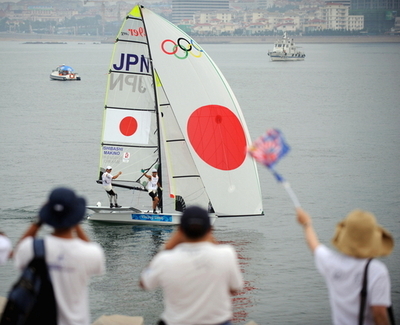 セーリング・混合49er級レースは微風のため延期