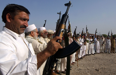 パキスタン軍情報機関長官ら一斉交代、背景にタリバンとの関連疑惑か