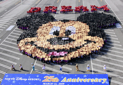2500人で人文字ミッキー ディズニーランド開園25周年を記念 写真6枚 ファッション ニュースならmode Press Powered By Afpbb News