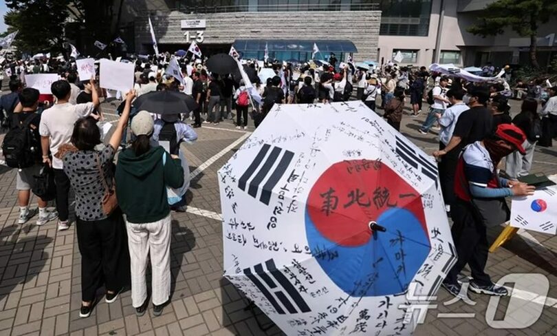 統一地方選の投票用紙不足問題に反発した市民ら(c)news1