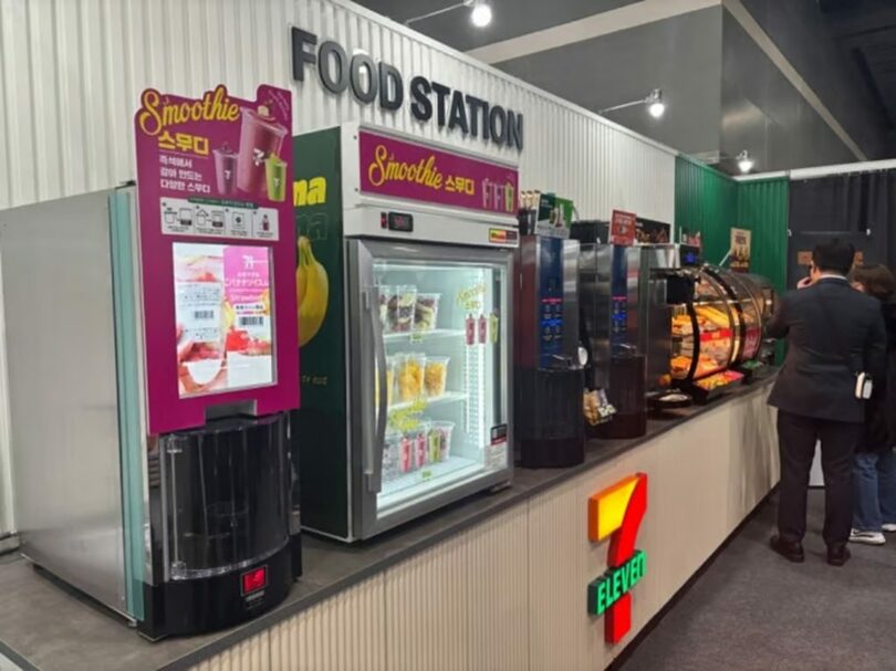 「2025セブンイレブン商品展示会」で披露されたスムージーマシン(c)MONEYTODAY
