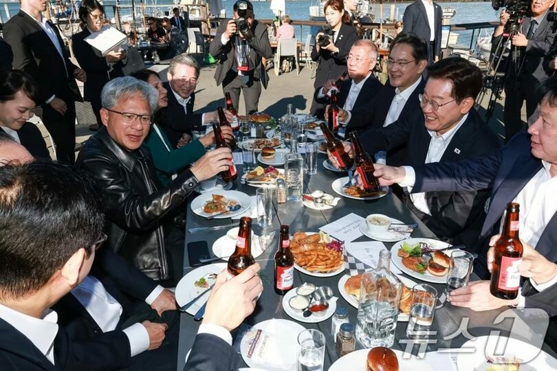 米サンフランシスコで開かれた世界のAIリーダーとの夕食会で、出席者と乾杯するイ・ジェミョン（李在明）大統領(c)news1