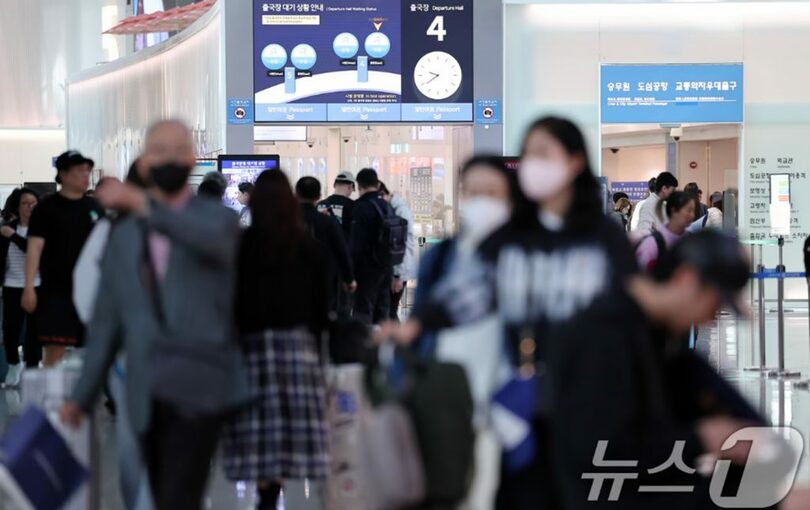 ゴールデンウィーク直前の2025年5月2日午前、旅行客で混み合う仁川国際空港第1ターミナル出国ロビー(c)news1