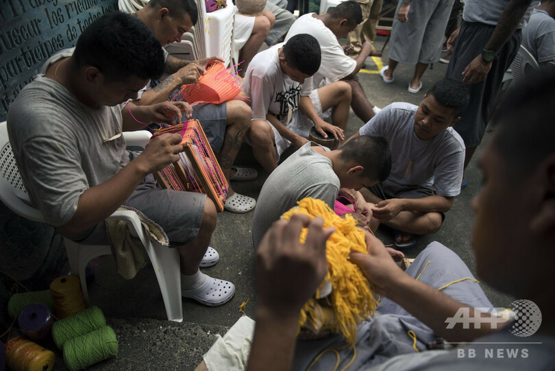 刑務所で編み物にパン作り、元ギャング社会復帰への道 エルサルバドル【再掲】