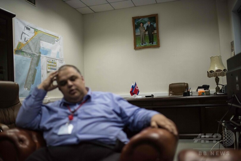 経済制裁下の北朝鮮、港には山済みのまま置かれた石炭