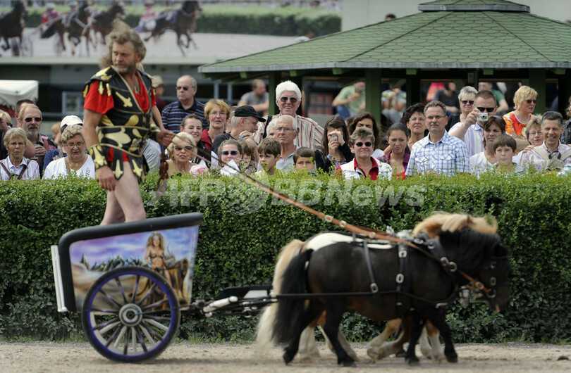 気分は古代ローマ、ベルリンで「剣闘士」の馬車レース