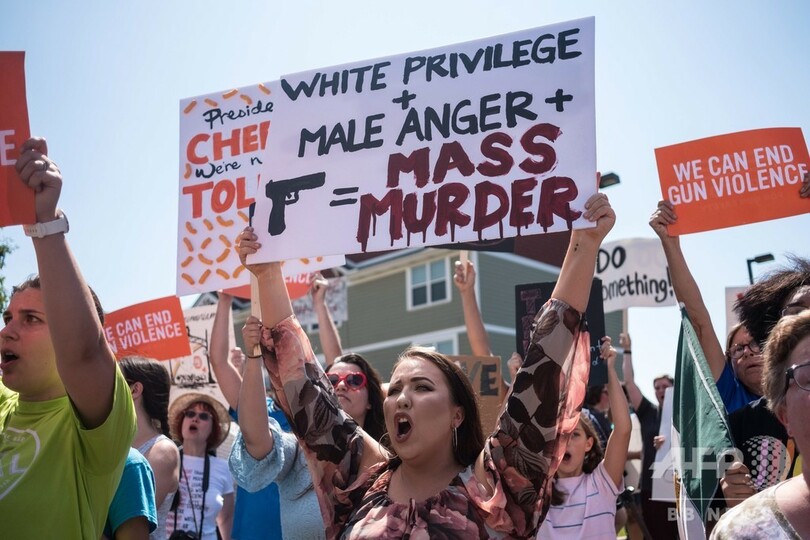 トランプ氏、メディア遠ざけ銃乱射事件の2市訪問 「帰れ」と抗議も