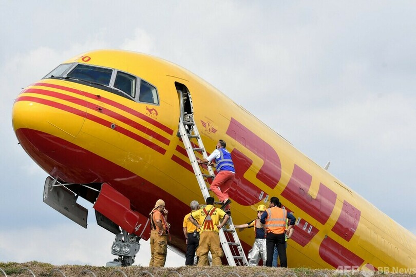 貨物機が緊急着陸、真っ二つに 中米コスタリカ