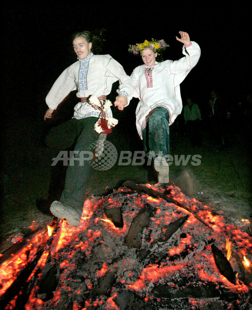 ベラルーシの古代の祭日「イワン・クパーラの夜」を祝う