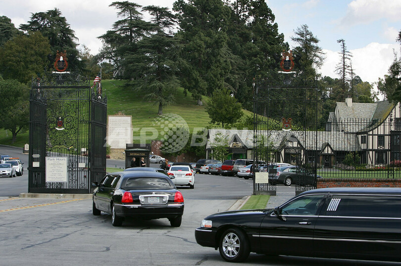 エリザベス・テイラーさんを埋葬、親友マイケルの近くに