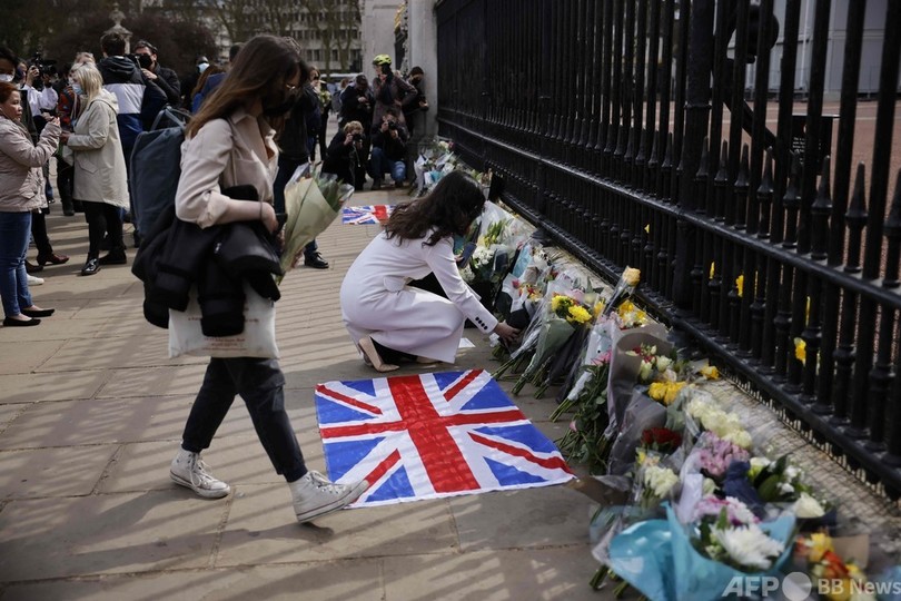 半旗に花束 英国民、フィリップ殿下を追悼