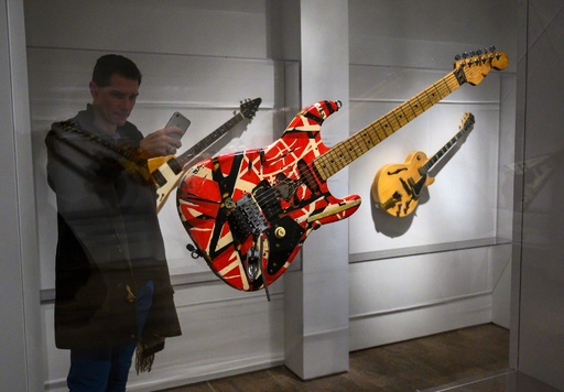有名ミュージシャンたちの愛器がずらり、米NYの美術館で展示会