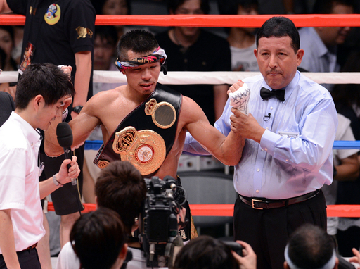 WBA世界スーパーフェザー級チャンピオン、内山高志練習用実使用グラブ